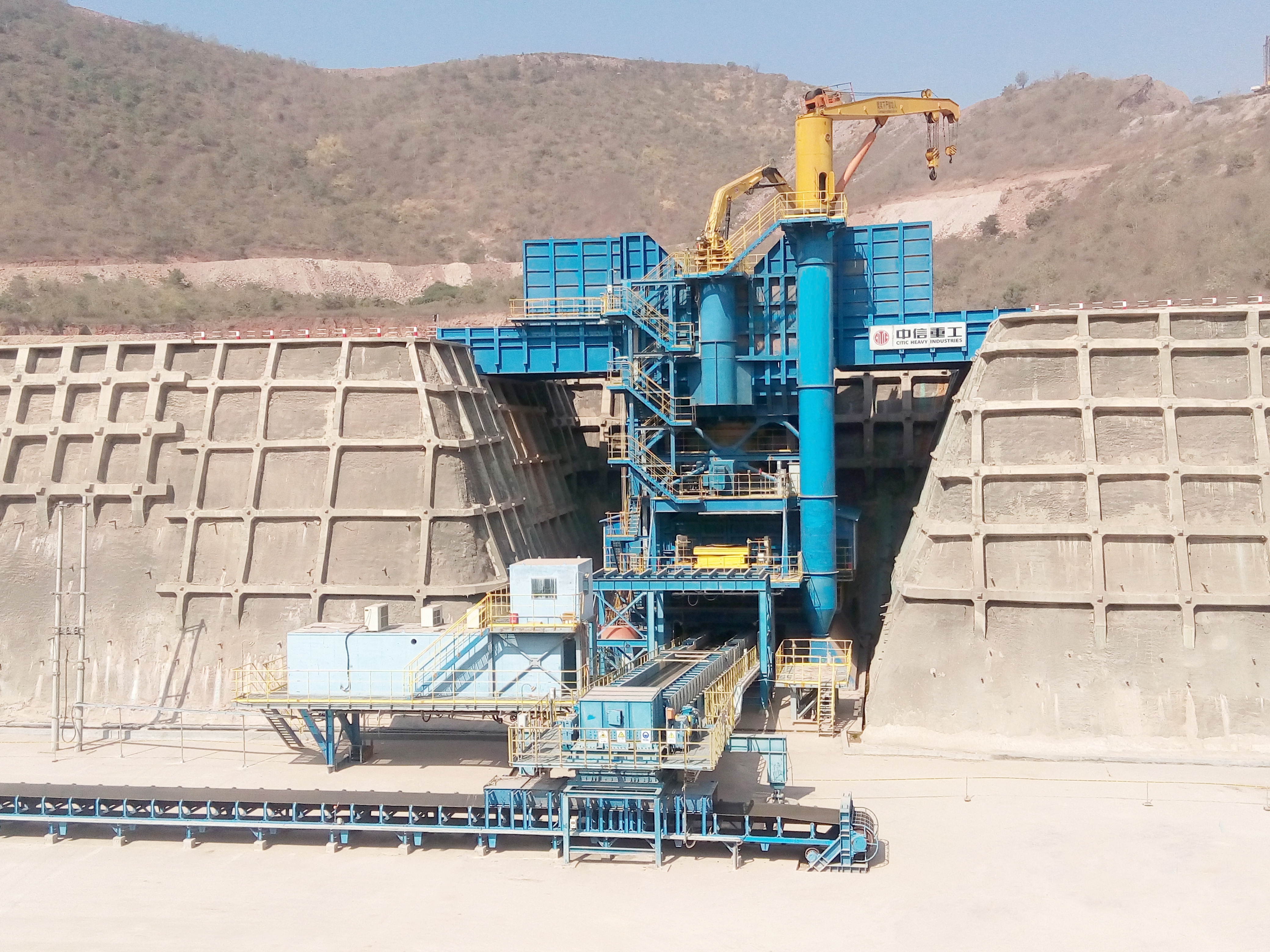 半移動(dòng)式破碎站