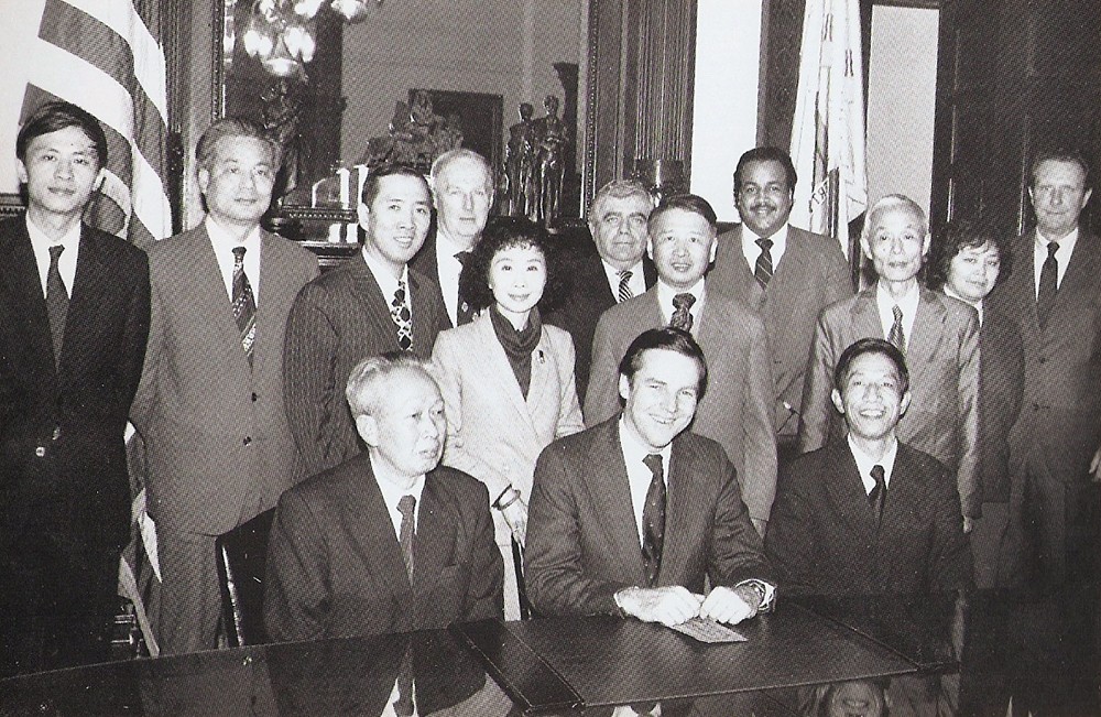 web1、1982年汪潔總經(jīng)理在美國新澤西州拜訪州長凱恩先生及加州州務(wù)卿徐敏小姐.jpg