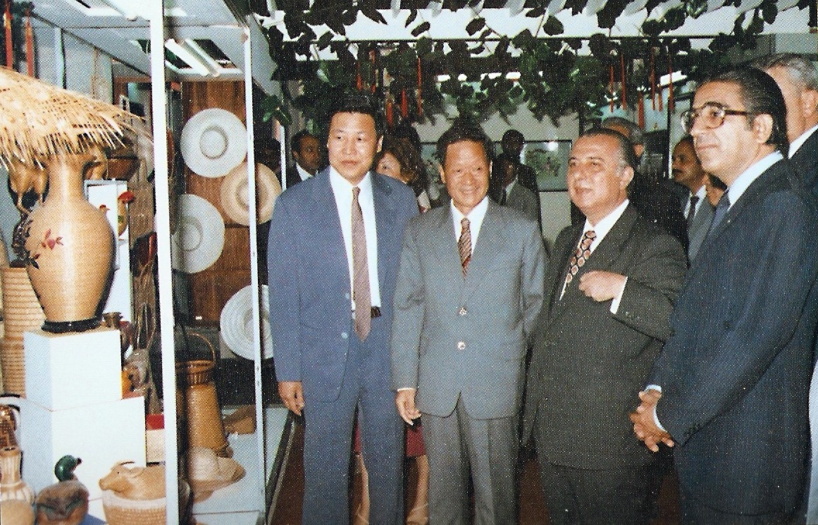 web2、1982年副總經(jīng)理王維祥同志在塞浦路斯國際博覽會(huì)擔(dān)任中國館館長時(shí)向總統(tǒng)斯皮基普里亞努介紹我司商品.jpg