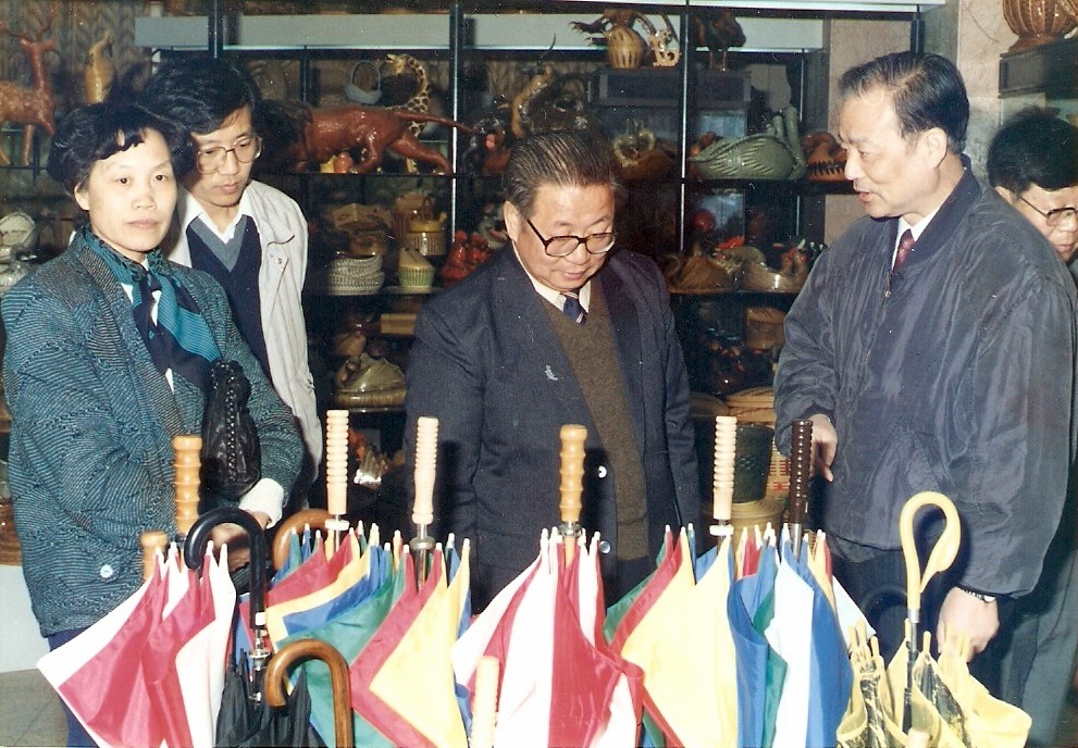 web8、1991年輕工部副部長于珍同志來我司祝賀，在省二輕工業(yè)總公司總經(jīng)理葉榮寶陪同下參觀我司樣品陳列室，鼓勵(lì)我們繼續(xù)發(fā)揚(yáng)工貿(mào)結(jié)合的優(yōu)勢.jpg