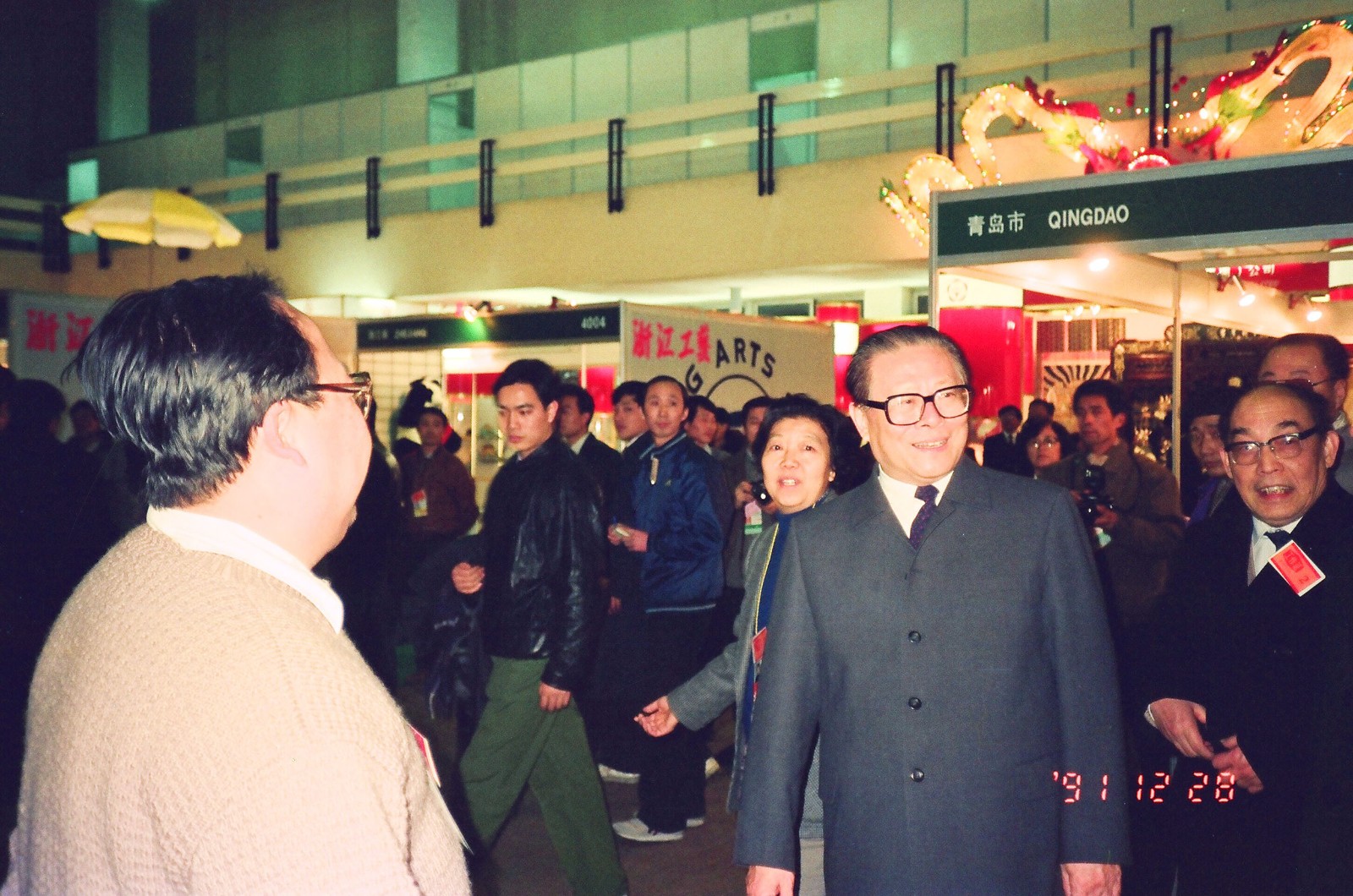 web9、1991年12月中國國際展覽中心舉行全國外貿(mào)出口商品生產(chǎn)地成果展覽會(huì)，中共中央總書記江澤民同志參觀我司展臺(tái).jpg