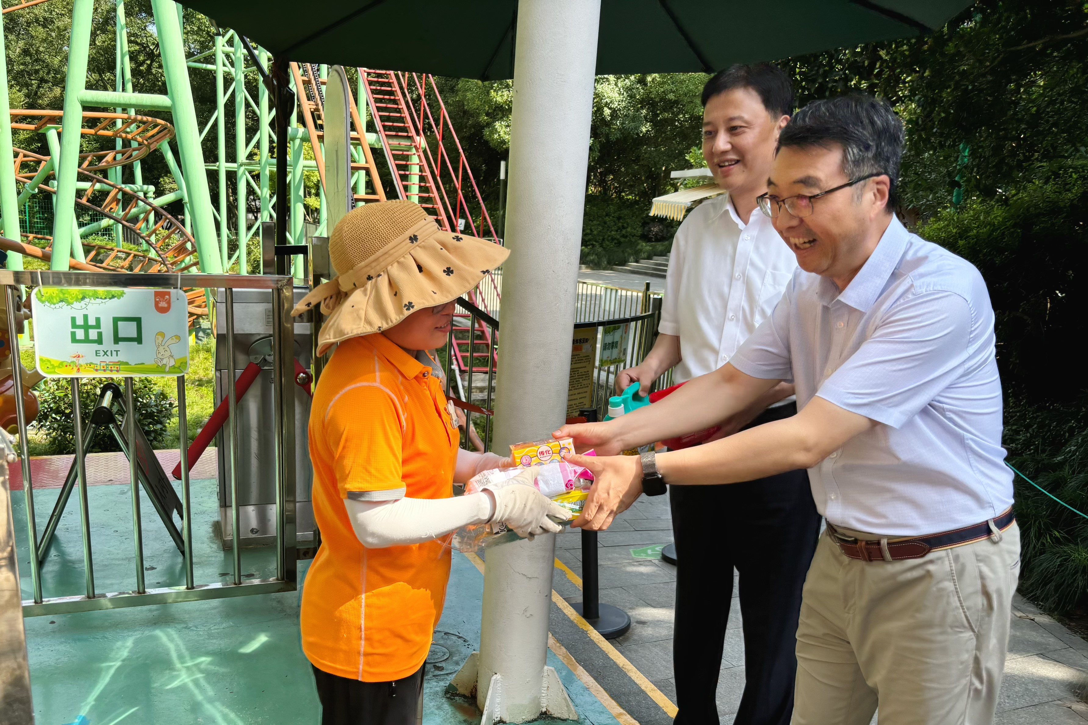 盛夏送清涼 關(guān)愛沁人心 省二輕集團(tuán)開展高溫慰問活動